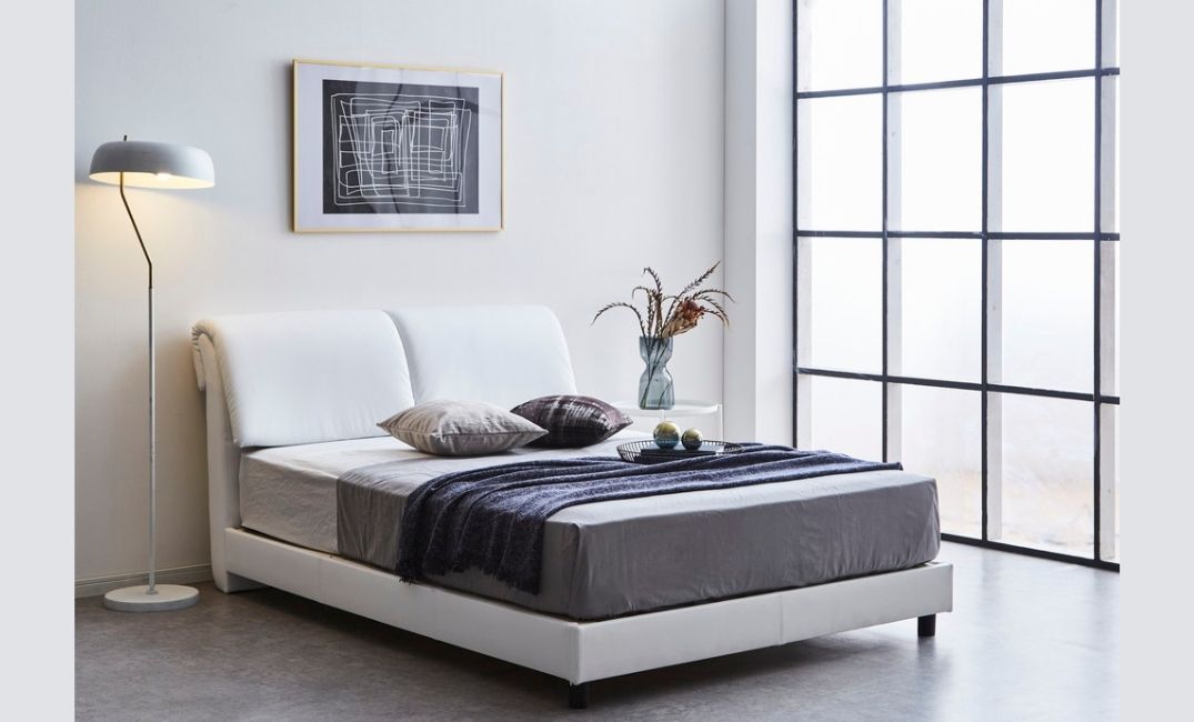 フェイクレザーのベッドフレーム【シングル】現品限り〔bed184