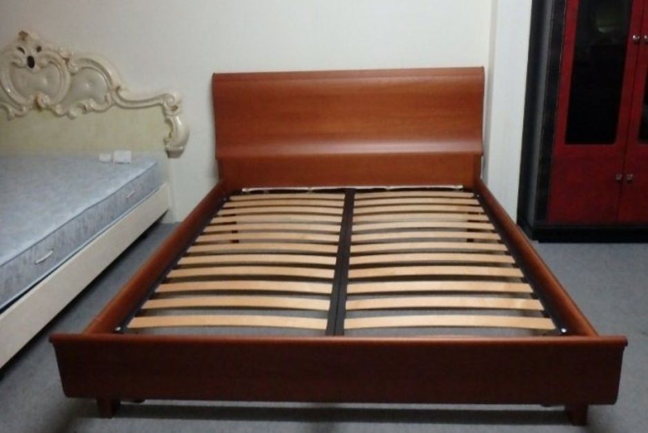 イタリア輸入家具 シンプルモダンなクイーンサイズのベッド〔yu021 