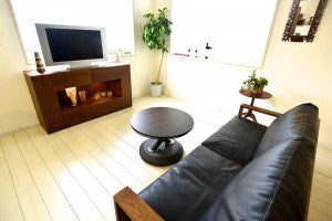 回転しながら天板の広さが変えられるセンターテーブル