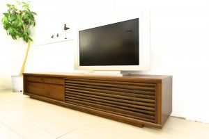 ウォールナットの落ち着きのあるテレビボード