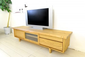 無垢素材を活かしたテレビボード