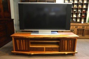 新入荷商品　無垢一枚板 くるみのテレビボード