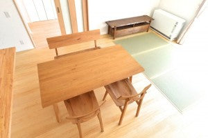 納品事例 福山市駅家町N様邸（ダイニングテーブル、座卓、TVボード、ギャッべ、チェア）