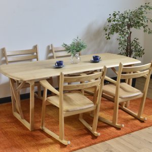 国産栗材の軽いテーブルとチェア（飛騨家具）