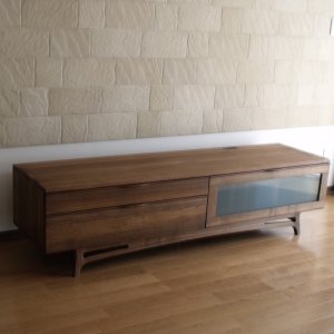 壁のタイルと家具の木目を合わせたお部屋　（福山市T様邸、TVボード）