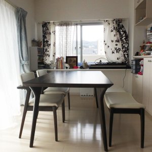 白い空間にある黒いテーブル（広島市西区S様邸）