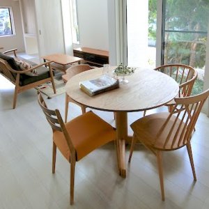 白く明るい空間にはえるオークの家具（三原市のお客様）