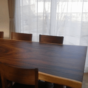 モンキーポッドの一枚板テーブル、ウォールナットの椅子、ウォールナットのソファとTVボード（三原市O様）