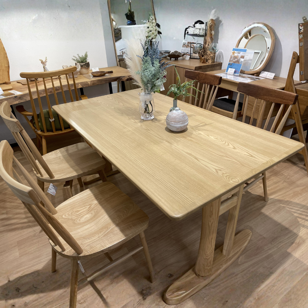 無垢材を贅沢につかったテーブルセット<br>〔tb079〕