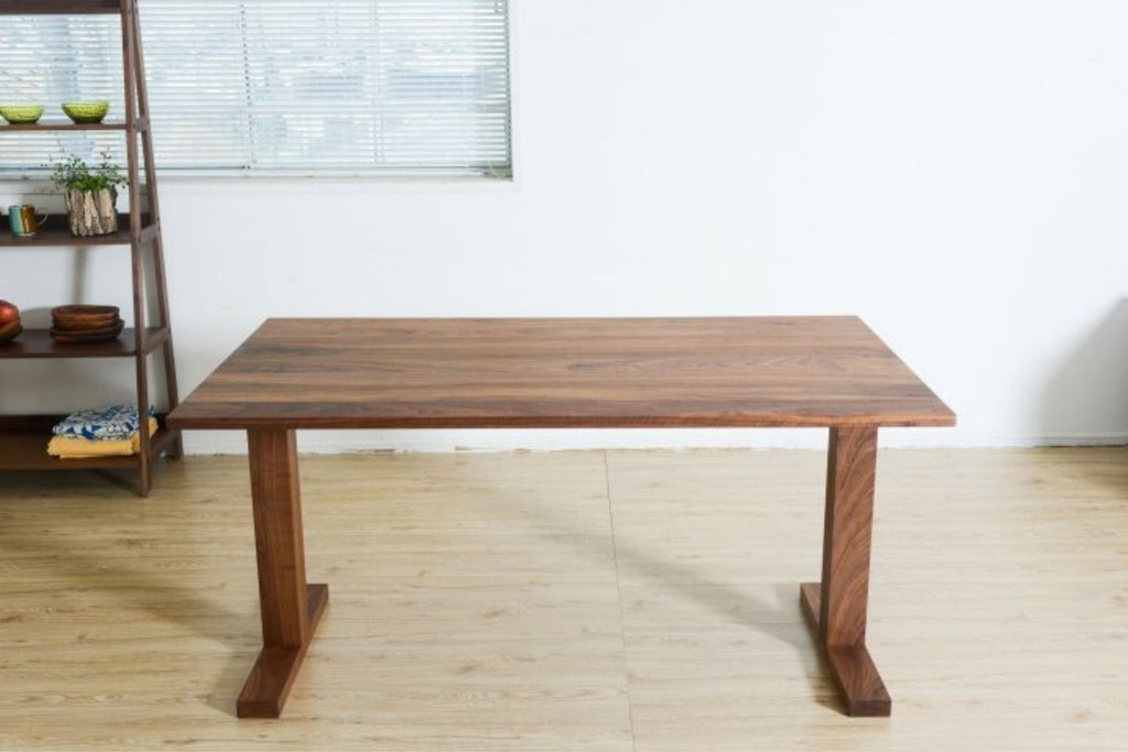 縁の細くなったスリムなテーブル　〔tb018〕