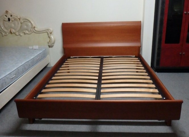 イタリア輸入家具　シンプルモダンなクイーンサイズのベッド〔yu021〕