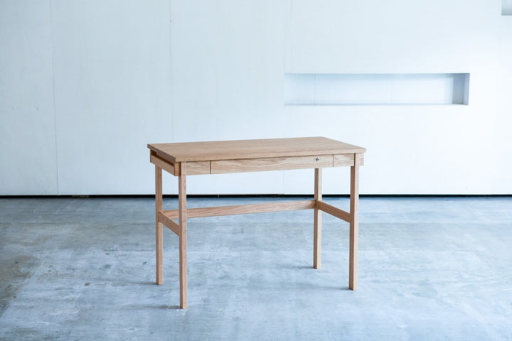 脚の線が細いデスク：セノヴィ（杉工場）〔sd010〕 – 府中家具の館