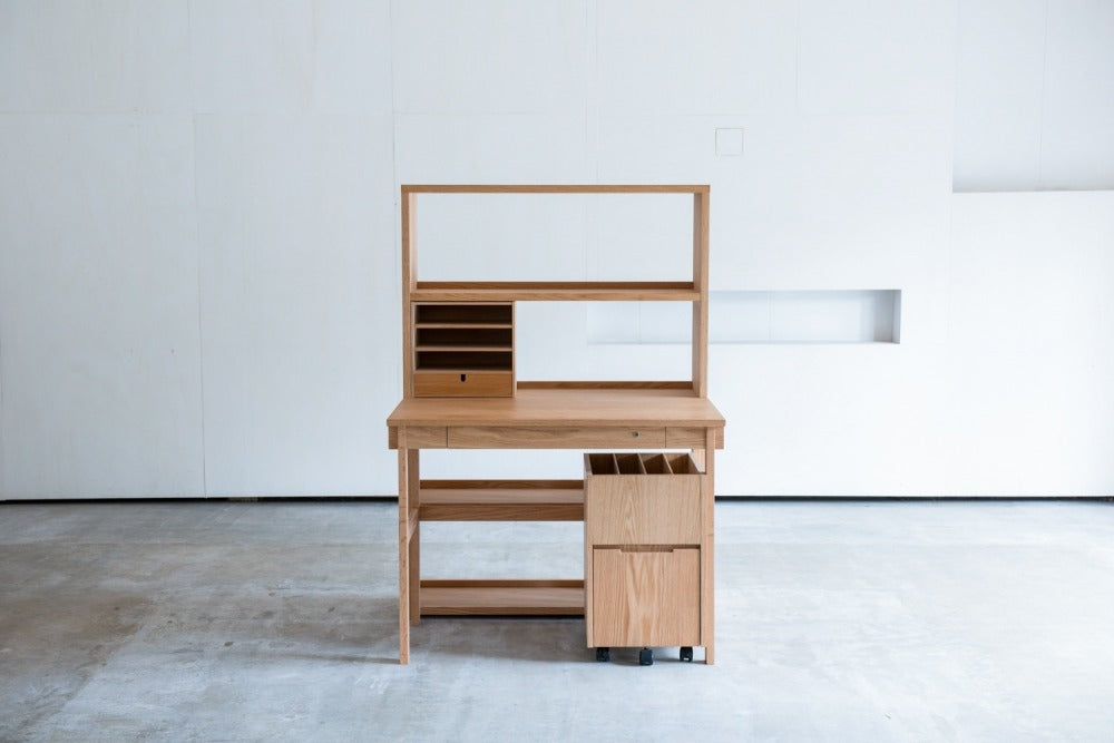 脚の線が細いデスク：セノヴィ（杉工場）〔sd010〕 – 府中家具の館