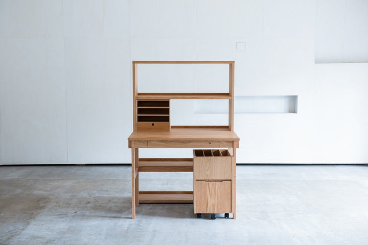 脚の線が細いデスク：セノヴィ（杉工場）〔sd010〕 – 府中家具の館